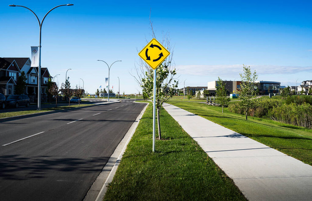 Uma rodada sobre sinal para um círculo de tráfego em uma nova comunidade em Airdrie Alberta Canada. - Foto, Imagem