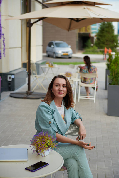 деловая девушка за столом в кафе - Фото, изображение