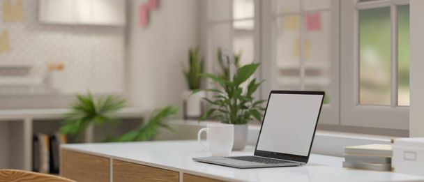 Tiro recortado de laptop mock-up e espaço de cópia para exibição de produto na mesa branca com xícara de café, plantas e decorações em design de sala de escritório mínimo, renderização 3D, ilustração 3D - Foto, Imagem