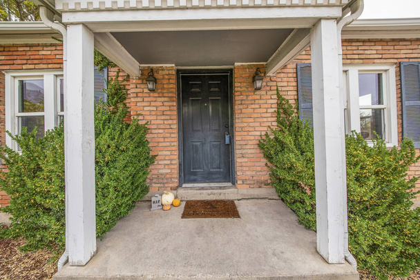 A bejárati ajtó külseje minimalista halloween dekorációval - Fotó, kép