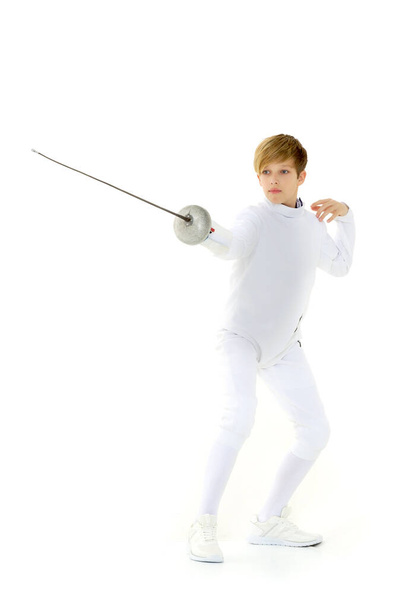 Boy fencer standing in attacking pose - Foto, afbeelding