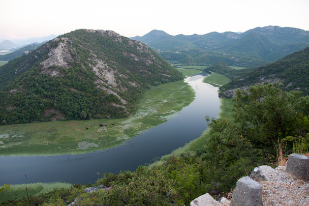rzeki crnojevica do Parku Narodowego Jeziora skadar, Czarnogóra  - Zdjęcie, obraz