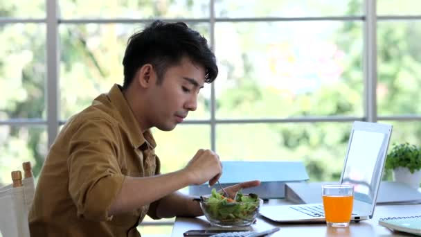 Asiate arbeitet von zu Hause aus - Filmmaterial, Video