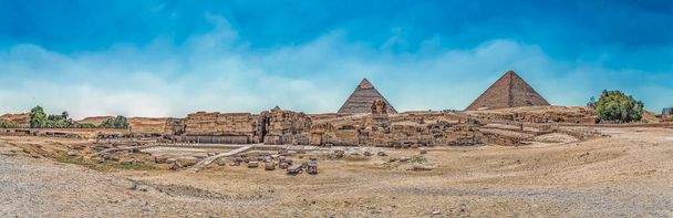 Um tiro panorâmico largo do ângulo do complexo da pirâmide em Egipto. A Grande Esfinge e 2 das principais pirâmides são visíveis. - Foto, Imagem