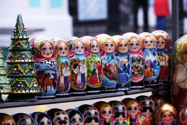 Kiova, Ukraina marraskuu 15, 2019: Folk art folding nuket Matryoshka myy niitä kaupungin kadulla - Valokuva, kuva