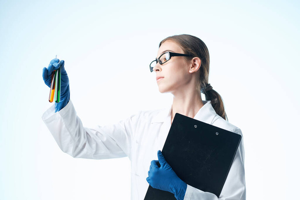 női laboratóriumi asszisztens fehér köpenyben kémiai oldat kutatás szakmai - Fotó, kép