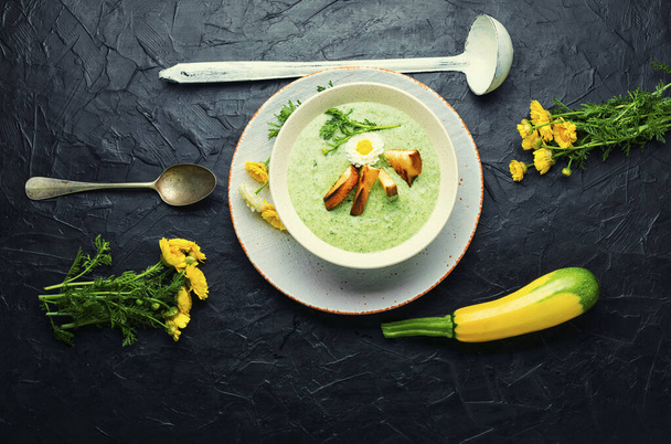 Sopa de puré, calabacín dietético y sopa de hierbas, adornada con croutons.Sopa de verano - Foto, Imagen