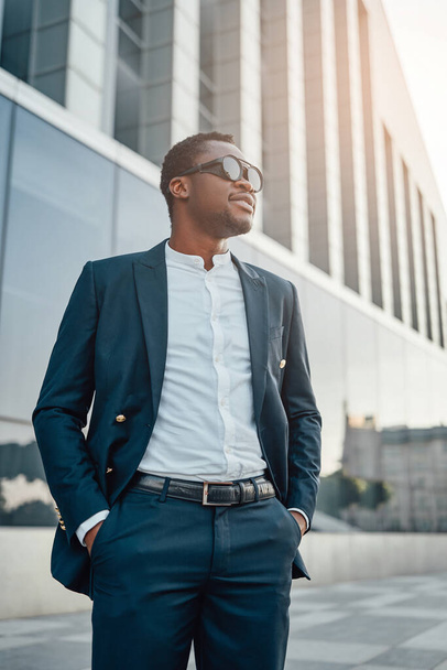 Uomo d'affari fresco di discesa africana con occhiali da sole - Foto, immagini