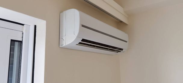 air conditionné climatisation dans l'intérieur de la maison active close up nouveau moderne - Photo, image