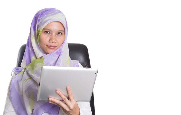 Мусульманська жіночий професійному з планшетного комп'ютера - Фото, зображення