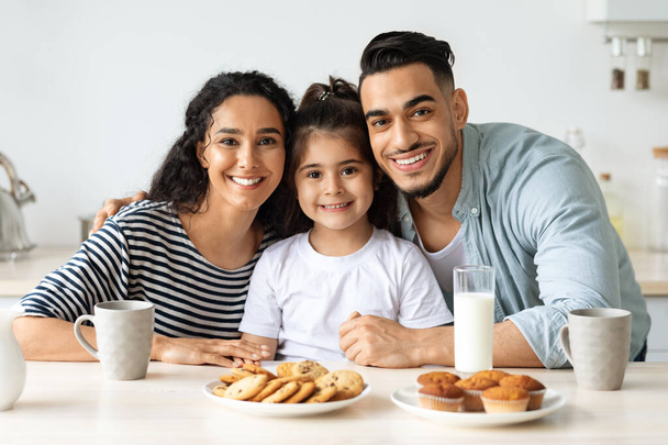 Positive Nahost-Familie beim gemeinsamen Frühstück in der Küche - Foto, Bild