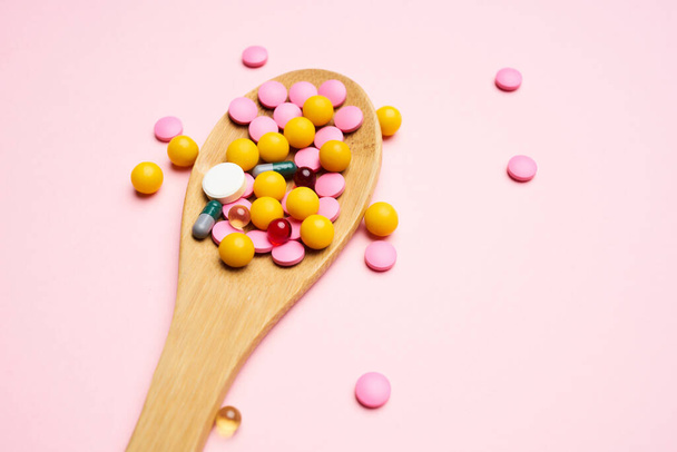 cuchara con coloridas píldoras vista superior medicina cuidado de la salud - Foto, Imagen