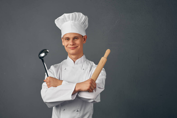 un hombre con uniforme de chef trabajando en un restaurante cocinando - Foto, imagen