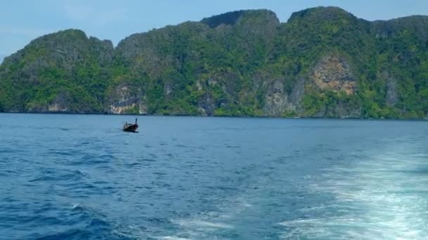 休暇中にアジアの島の一つに向かう観光輸送船からのパノラマビューは、緑の山々を渡って美しい風景を提供しています。海と青い空と白い雲をもたらす. - 映像、動画