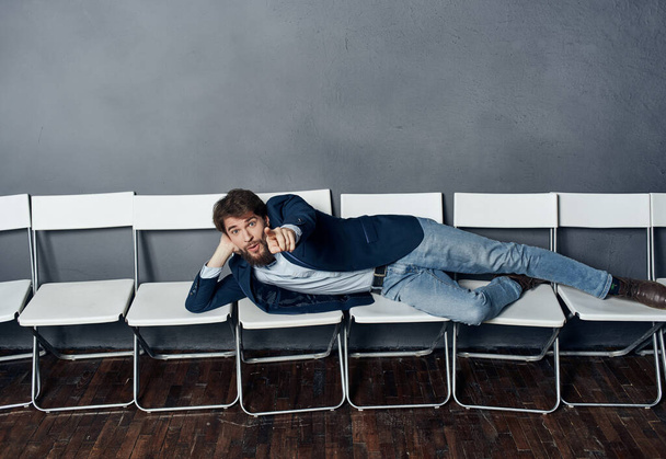 obchodní muž ležící na židlích emoce pracovní manažer profesionální - Fotografie, Obrázek