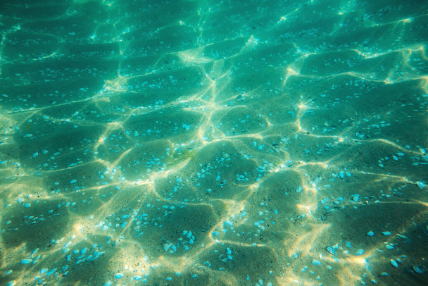 Vista submarina del océano y rayos de sol como fondo natural. - Foto, imagen