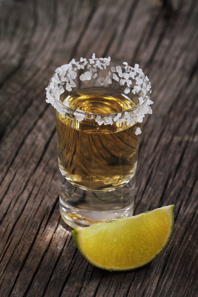 Une tequila et de la chaux sur le fond en bois. Gros plan
 - Photo, image
