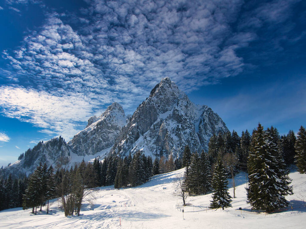 A mesmerizing view of beautiful snow-capped mountains - Zdjęcie, obraz