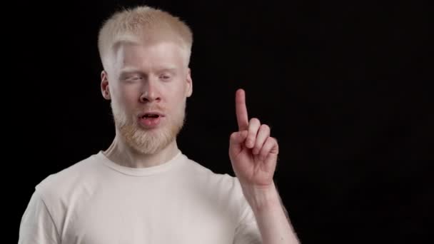 Albino Man Pointing Finger Up Having Idea Over Black Background - Séquence, vidéo