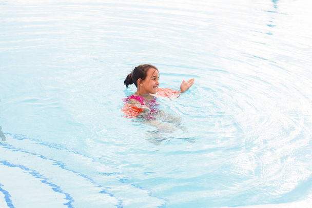 fille heureuse dans la natation en maillot de bain - Photo, image