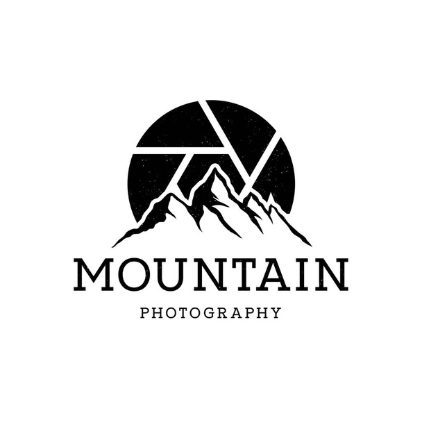 Paisaje de montaña con lente de símbolo para naturaleza al aire libre Fotografía Aventura Fotógrafo Logo Design - Vector, Imagen
