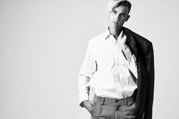 άντρας με λευκό πουκάμισο σακάκι μόδα αυτοπεποίθηση ποζάροντας - Φωτογραφία, εικόνα