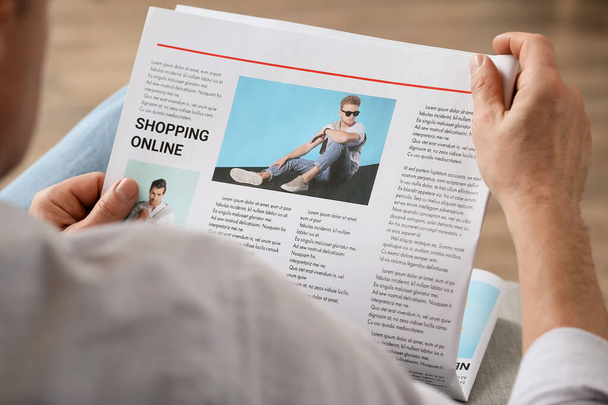 Зрілий чоловік читає газету вдома, крупним планом
 - Фото, зображення