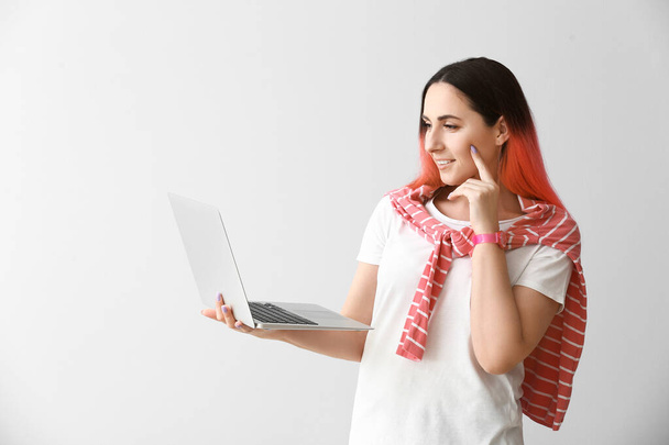 Žena programátor pomocí notebooku na světlém pozadí - Fotografie, Obrázek
