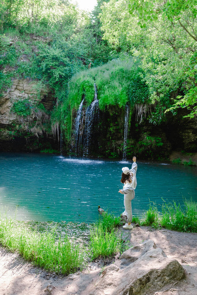 nő túrázó élvezi kilátás vízesés nyári utazási koncepció - Fotó, kép