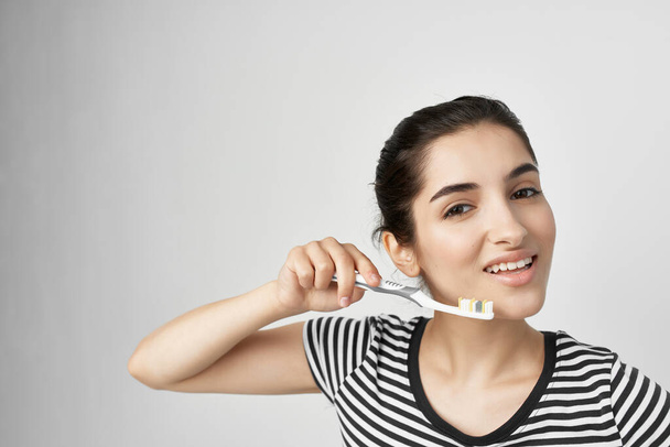 wesoła kobieta mycie zębów higieny tła światła - Zdjęcie, obraz
