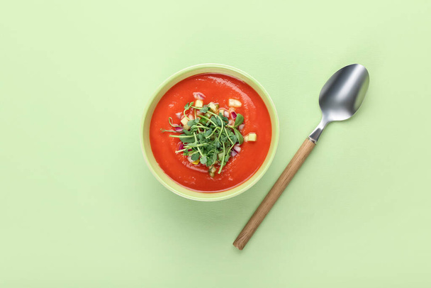 Ciotola con gustoso gazpacho su sfondo a colori - Foto, immagini