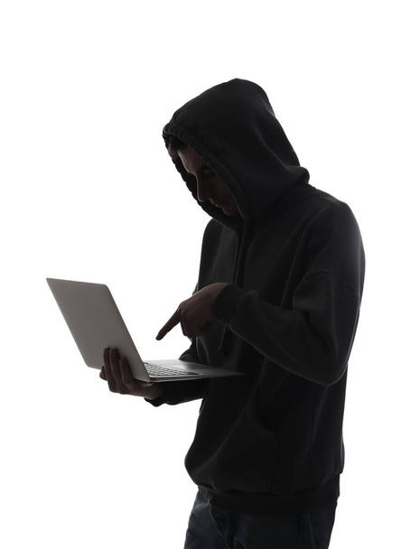 Silhouet van hacker met laptop op witte achtergrond - Foto, afbeelding