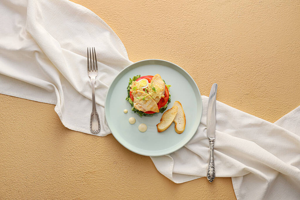 Plate with tasty Caesar salad on color background - Foto, Imagem