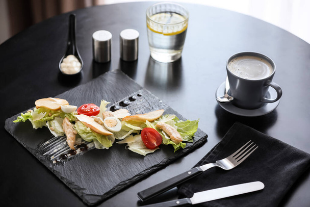 Assiette avec salade César savoureuse sur la table au restaurant - Photo, image