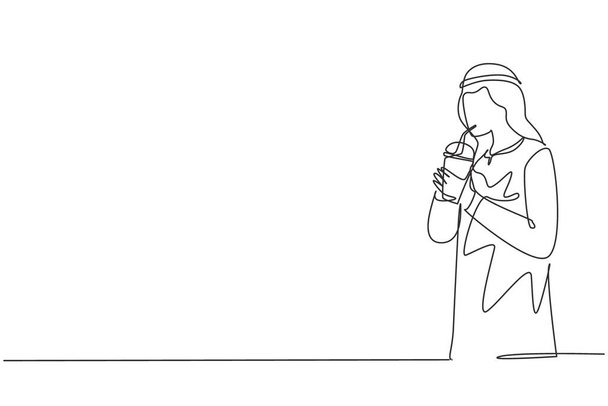 Single one line drawing side view of young Arabian man using straw and drinking smoothie juice from plastic cup. Make him refreshing in summer. Continuous line draw design graphic vector illustration - Vector, imagen