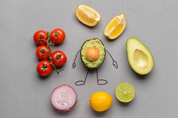 Composição criativa com guacamole saboroso e ingredientes em fundo cinza - Foto, Imagem