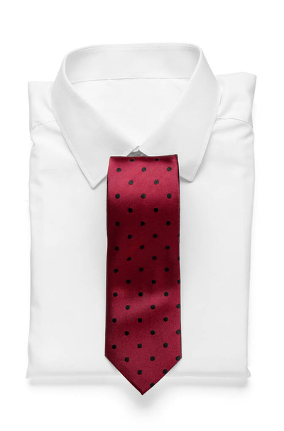 Stijlvol mannelijk shirt met stropdas op witte achtergrond - Foto, afbeelding