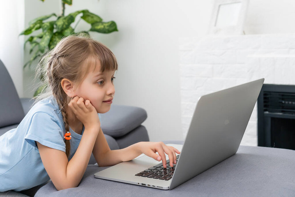 Bilgisayarla çalışan küçük kız, çevrimiçi dizüstü bilgisayarı olan küçük kız.. - Fotoğraf, Görsel