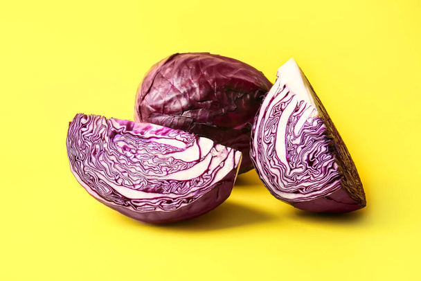 Pieces of fresh purple cabbage on color background - Fotoğraf, Görsel