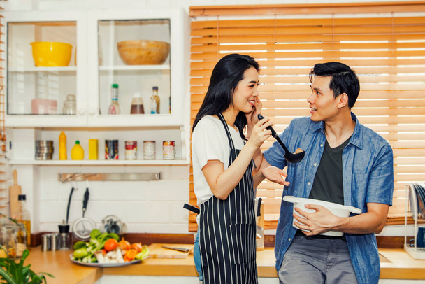 Páry se baví vaření v kuchyni: Lahodná polévka od hospodyně, sladké a romantické nové rodinné snídaně. - Fotografie, Obrázek
