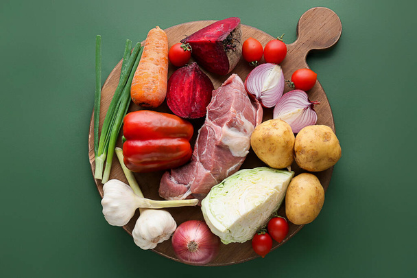 Ingredientes para preparar borscht sobre fondo de color - Foto, Imagen