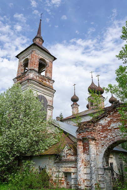 Eski Ortodoks kilisesi, Knyazhevo köyü, Kostroma bölgesi, Rusya, 1802 'de inşa edilen kilise şu anda terk edilmiş durumda. - Fotoğraf, Görsel