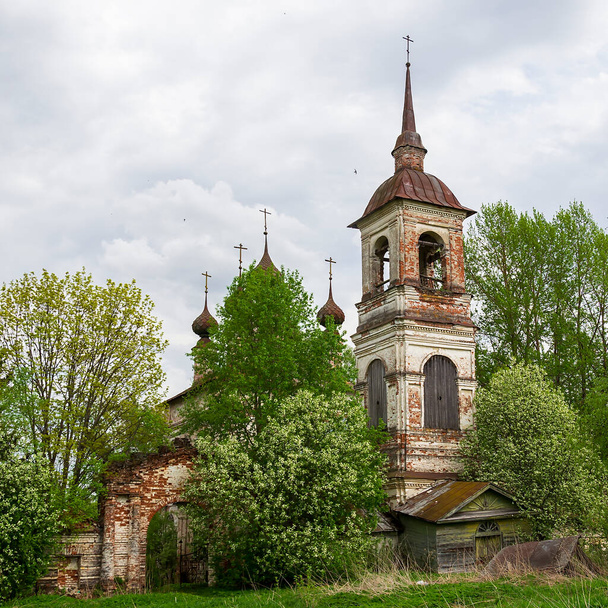 antigua iglesia ortodoxa, pueblo de Knyazhevo, región de Kostroma, Rusia, construida en 1802 actualmente la iglesia está abandonada - Foto, Imagen