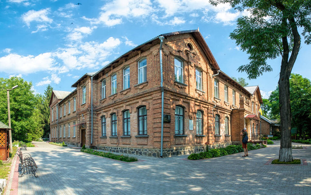 Pavlysh, Ukrajna - július 10 2021: Tégla homlokzata egy régi épület egy vidéki iskola Pavlysh falu, Ukrajna. A híres tanár, Vasyl Sukhomlynsky iskolája. Építészet szecessziós stílusban - Fotó, kép