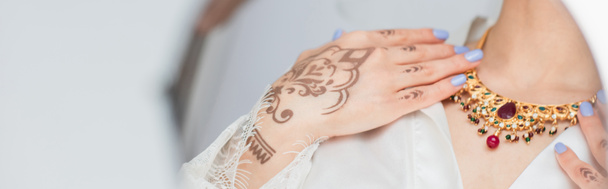 αντανάκλαση στον καθρέφτη της νεαρής Ινδής νύφης φορώντας κολιέ σε λευκό, λάβαρο - Φωτογραφία, εικόνα