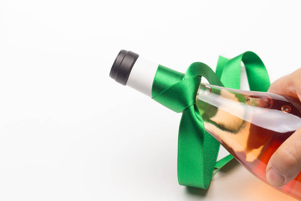 Дайте органическое вино в подарок, выращенное без химикатов, заботясь о природе и сохраняя вкус конечного продукта. - Фото, изображение