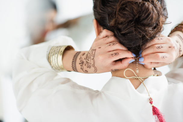 visszapillantás a indiai menyasszony mehndi kezén viselő nyaklánc  - Fotó, kép