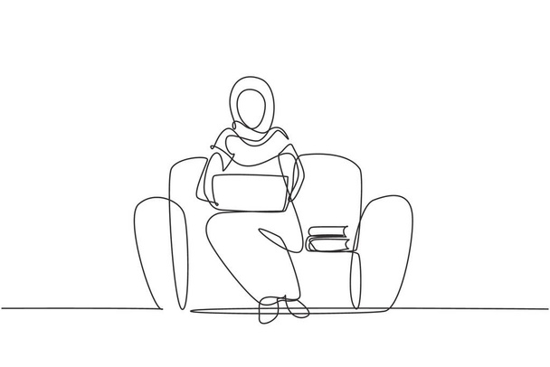 Безперервна одна лінія малює молоду арабську жінку з ноутбуком, що сидить на дивані. Вільне навчання, дистанційне навчання, онлайн-курси та вивчення концепції. Однорядковий малюнок Векторна графіка - Вектор, зображення
