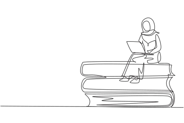 Непрерывная линия рисует арабскую женщину, занимающуюся с ноутбуком и сидящую на куче больших книг. Назад в кампус, умный студент, онлайн-образование. Векторная графическая иллюстрация - Вектор,изображение