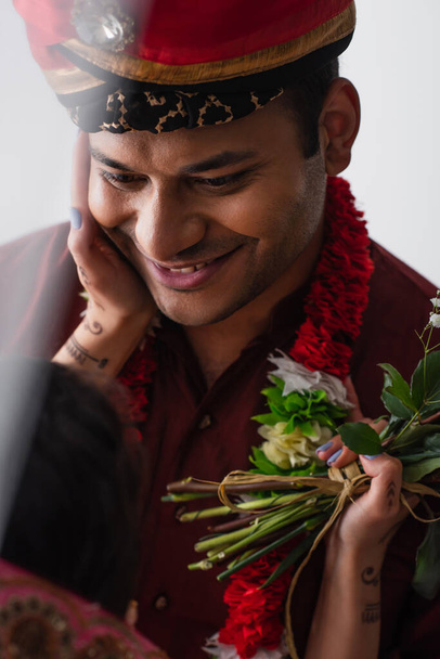 noiva indiana tocando noivo feliz em turbante isolado em branco - Foto, Imagem